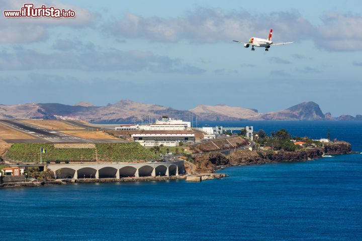 Immagine Veduta aerea dell'isola di Madeira in Portogallo - Quando si apre la vista su Madeira dall'alto, la visione è celestiale in tutti i sensi. Come si vede dall'immagine quello che colpisce più di tutto è il blu dell'oceano atlantico, così maestoso che domina il paesaggio. Non da meno le bellissime vallate che incorniciano l'isola facendola apparire come la più belle delle scenografie portoghesi - © T.W. van Urk / Shutterstock.com