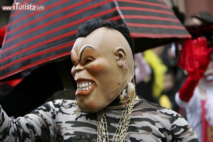 Immagine Una maschera nel giorno di martedì grasso a Limoux, uno dei carnevali più famosi di Francia - © david muscroft / Shutterstock.com