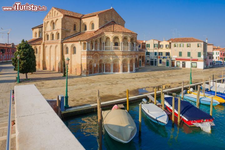 Immagine Il Duomo di Murano - la Basilica dei Santi Maria e Donato è il più importante edificio religioso dell'isola e la sua edificazione risale al X secolo. La caratteristica di questa chiesa più nota e più rilevante dal punto di vista artistico, è senza dubbio il pavimento, decorato dei bellissimi mosaici antichi.  - © RnDmS / Shutterstock.com