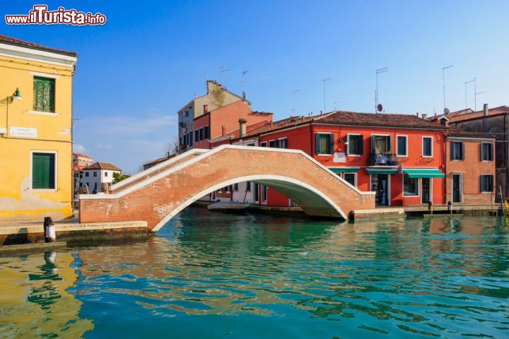 Immagine Un tipico paesaggio muranese con ponte e canale - la località di Murano è composta da sette piccole isole connesse tra loro da canali e ponti. Questa magnifica isola è, insieme a Burano e naturalmente a Venezia, la più famosa località della Laguna Veneta, nota soprattutto per la secolare arte del vetro soffiato.  - © RnDmS / Shutterstock.com