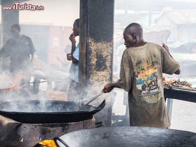 Immagine Mercato del pesce di Mzizima a Dar es Salaam, Tanzania - Abitanti della città friggono pesce nel grande mercato di Mzizima nel porto di Dar es Salaam © Magdalena Paluchowska / Shutterstock.com