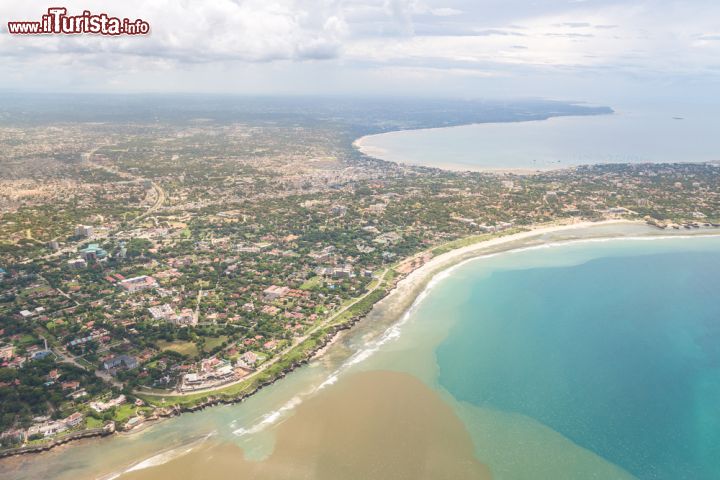 Immagine Dar es Salaam affacciata sull'Oceano Indiano, Tanzania - Una baia naturale antistante il tratto di mare compreso fra le isole di Zanzibar e Mafia è la perfetta cornice di questa città della Tanzania che si affaccia sull'Oceano Indiano: pur essendo il centro più sviluppato del paese, mantiene ancora intatta l'atmosfera tipica del passato coloniale © Dereje / Shutterstock.com