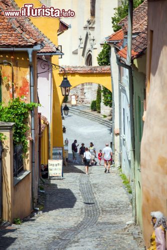 Immagine Una via lastricata nel centro storico, appena sotto alla fortezza di Sighisoara in Romania - © Pixachi / Shutterstock.com