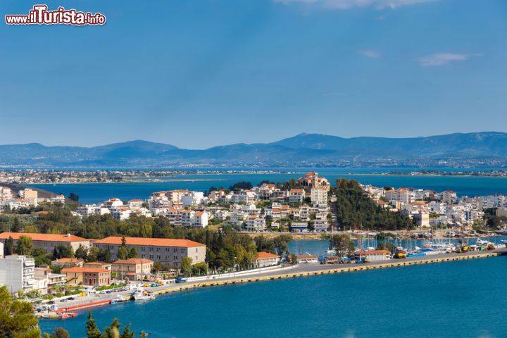 Immagine Chalkida nell'isola di Eubea, Grecia - Fondata nel 3000 a.C. e nominata da Omero nell'Iliade, la città di Chalkida divenne un importante centro nell'VIII° e VII° secolo a.C., epoche in cui fondò a sua volta diverse colonie in Magna Grecia. Dopo essere passata sotto il controllo di Atene e in seguito al periodo macedone e bizantino, venne conquistata dai veneziani nel 1205 e nel 1470 dai turchi. Tornò ad essere territorio greco nel 1830 © Nick Pavlakis / Shutterstock.com