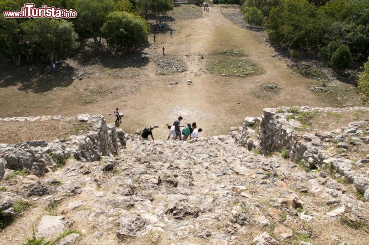 Immagine Piramide di Kinich Kak Mo a Izamal, Messico. Questo sito archeologico si trova nel centro del villaggio e la sua piramide, che si innalza per 35 metri, è la più alta dello Yucatan - © Gerardo C.Lerner / Shutterstock.com