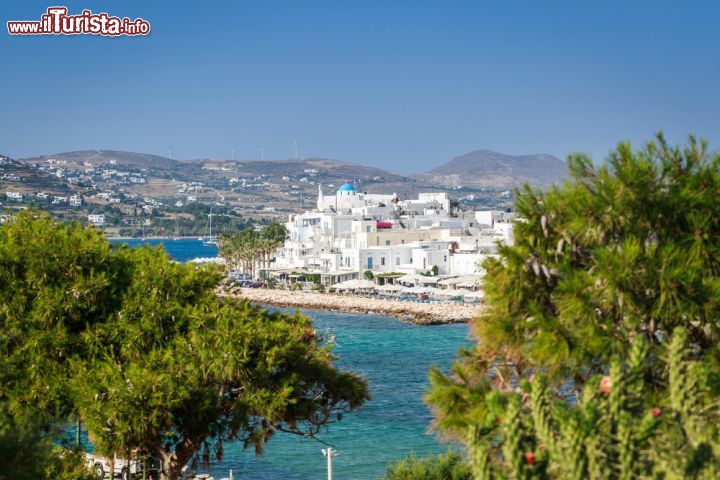 Immagine Vista panoramica su Parikia, a Paros, suggestivo villaggio la cui storia iniziò nell'antichità come dimostrato anche dai ritrovamenti dislocati in tutto il territorio. Grazie al porto che offriva una grande protezione alla flotta, la città acquisì notevole importanza marittima - © Sabino Parente / Shutterstock.com