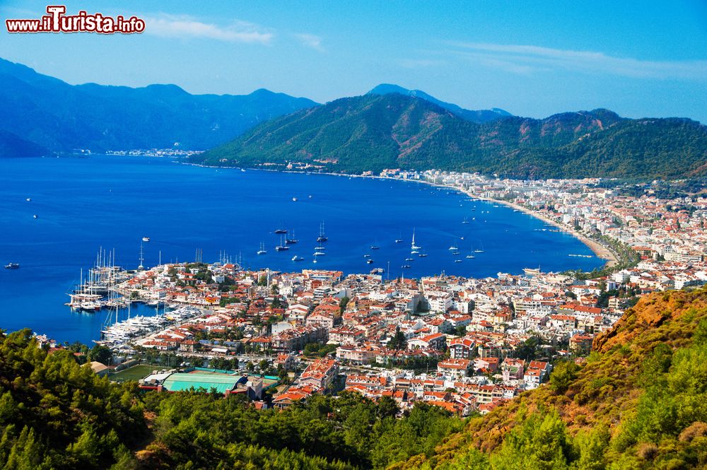 Immagine Il porto di Marmaris sulla riviera turca. Il centro abitato si estende lungo il litorale costiero.