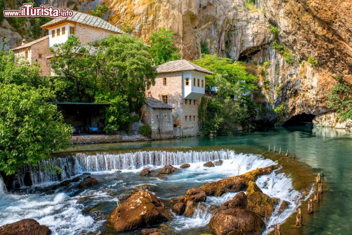 Immagine Il villaggio di Blagaj, tra le meraviglie della Bosnia - il villaggio di Blagaj si trova a pochi chilometri da Mostar, famosa città bosniaca capoluogo del cantone Erzegovina-Narenta. Questo suggestivo villaggio è famoso in tutto il mondo per lo spettacolare connubio tra arte e natura creato dal monastero Blagaj Tekija, edificato di fianco alla sorgente del fiume Buna.- © RossHelen / Shutterstock.com