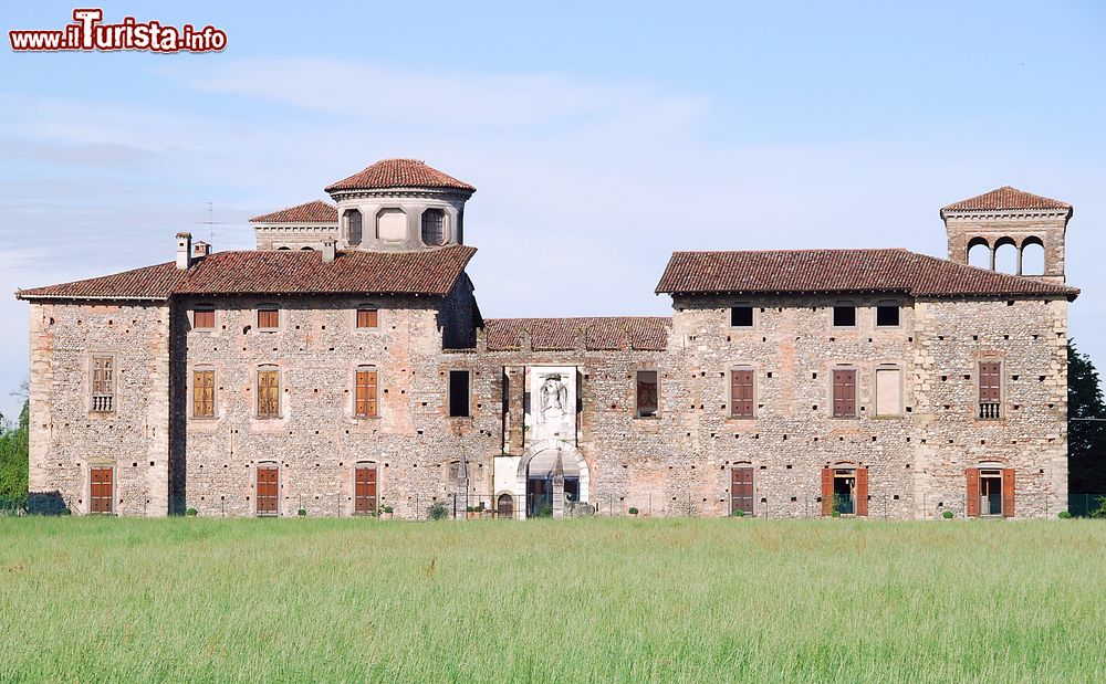 Immagine Il Castello di Cavernago: è una delle due fortificazioni della cittadina in Lombardia. Si trova a nord del centro, mentre a sud-ovest si erge il Castello di Malpaga