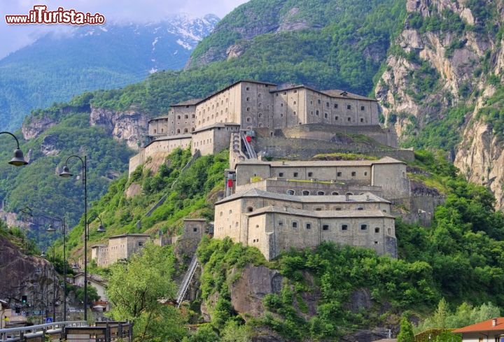 Immagine Il Forte di Bard domina la parte terminale della Valle d'Aosta, laddove la Dora Baltea si prepara all'ingresso in Piemonte