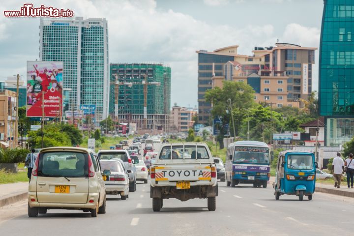 Immagine Traffico a Dar es Salaam, Tanzania - Nelle ore diurne nel centro della città, detto anche "downtown Dar" o central business district, il traffico di automobili è decisamente intenso e paragonabile a quello di molte altre metropoli europee e africane. Di sera e di notte diventa invece più tranquillo poichè la maggior parte dei locali si trova nei quartieri residenziali © Dereje / Shutterstock.com