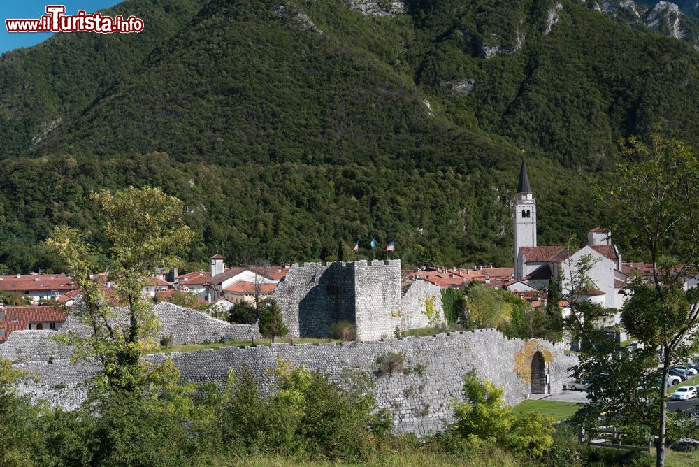 Immagine Le antiche mura di Venzone, Friuli Venezia Giulia, Italia. La possente cerchia delle mura con le torri racchiude le 14 "insulae" dell'antico borgo medievale.