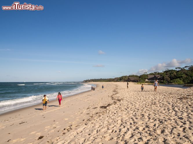 Immagine Kutani beach a Dar es Salaam, Tanzania - Turisti e locali passeggiano sulla sabbia finissima della spiaggia di Kutani in una giornata soleggiata © Magdalena Paluchowska / Shutterstock.com