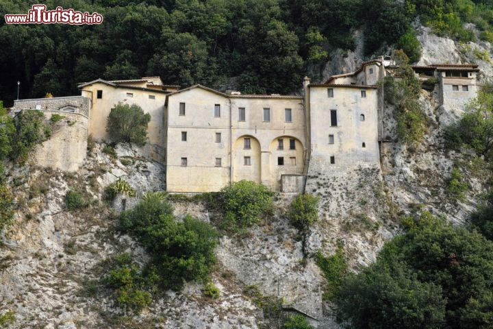 Immagine Il complesso del Santuario di Greccio, arroccato sulle rocce del Monte Lacerone, nel Lazio - © flaviano fabrizi / Shutterstock.com