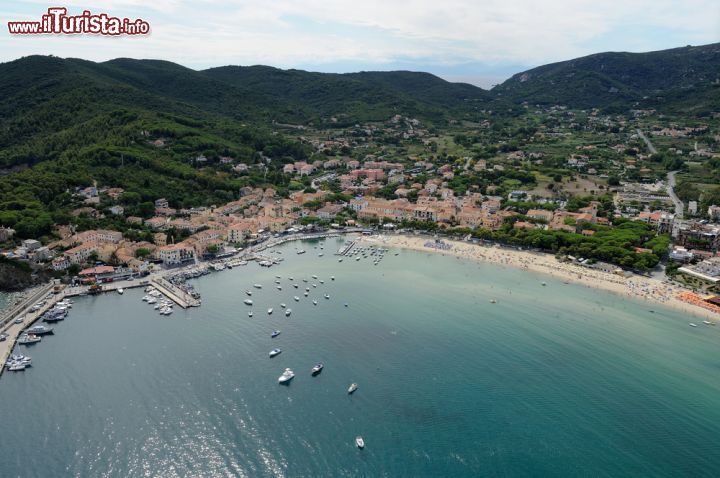 Immagine Tratti liberi e altri di bagni attrezzati per la spiaggia di Marina di Campo, ideale soprattutto per le famiglie: la sabbia fine digrada dolcemente in mare tanto che in alcuni punti per oltre 50 metri dalla battigia si può camminare e giocare - © stefano marinari / Shutterstock.com