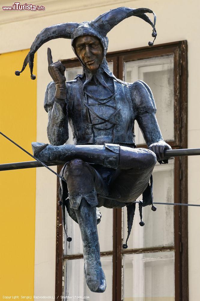 Immagine Il monumento al giullare seduto su una corda nel centro di Szekesfehervar, Ungheria - © Sergej Razvodovskij / Shutterstock.com