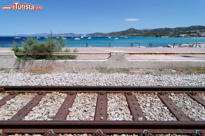 Immagine La ferrovia a Ile Rousse, in riva al mare