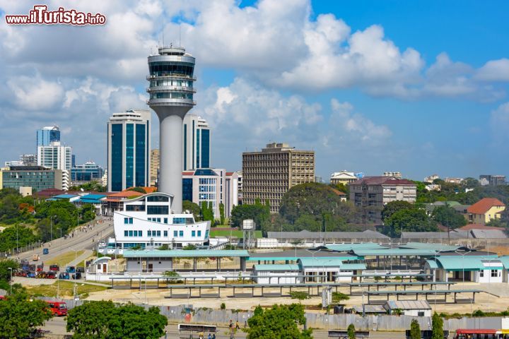 Immagine Grattacieli moderni e torre di controllo marittimo a Dar es Salaam, Tanzania - Il contrasto fra vecchio e nuovo è ben rappresentato da questa immagine dove recenti grattacieli in vetro si mescolano a vecchie costruzioni. In primo piano l'alta torre di controllo marittimo che svetta sopra gli altri edifici © Igor Grochev / Shutterstock.com