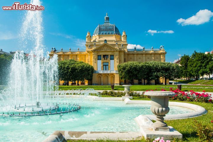 Immagine Padiglione Artistico di Zagabria, Croazia. Situato nella città bassa, questo edificio in stile liberty di colore giallo venne inaugurato nel 1898 con una grande mostra dedicata agli artisti locali. La struttura è anche la più antica galleria del sud est europeo - © iascic / Shutterstock.com