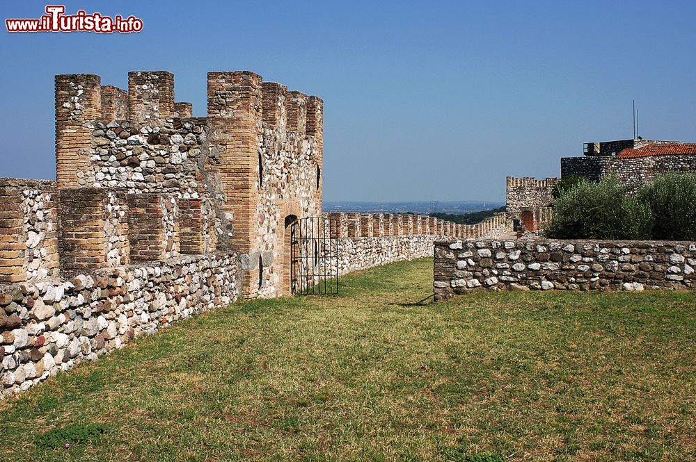 Immagine Scorcio panoramico della fortezza di Lonato del Garda, Lombardia, Italia. Il borgo antico della città è abbarbicato attorno alla Rocca e si estende sulle pendici meridionali del monte Rova. 
