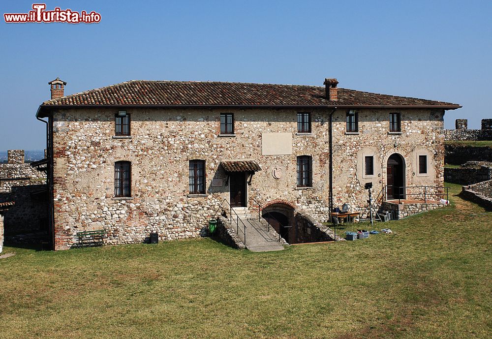 Immagine Museo Civico Ornitologico di Lonato del Garda, Lombardia, Italia. Questo interessante spazio museale intitolato a Gustavo Carlotto è ospitato dalla fondazione Ugo da Como nella Rocca di Lonato assieme alla Casa del Podestà.