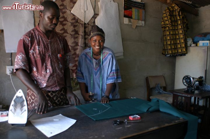 Immagine Designer di moda a Dar es Salaam, Tanzania - Ummi Lusinga, a destra: questa giovane stilista di Dar es Salaam disegna e cuce abiti con tessuti e stoffe dai colori sgargianti © africa924 / Shutterstock.com