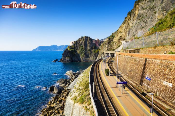 Immagine Un tratto della stazione ferroviaria di Manarola, Cinque Terre, Liguria. Una bella veduta panoramica dall'alto del borgo sul mare e sulla costa rocciosa lungo cui scorre la ferrovia.