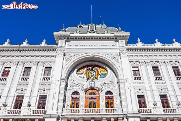 Immagine Il Palazzo del Governo del dipartimento di Chuquisaca si trova in Plaza 25 de Mayo, la principale piazza della città di Sucre, in Bolivia - foto © saiko3p / Shutterstock