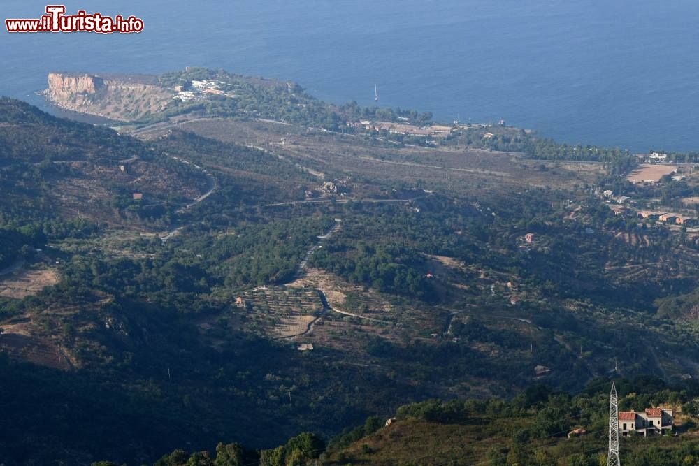 Immagine Il Villaggio turistico di Pollina Resort (sulla sinistra) sulla costa nord della Sicilia