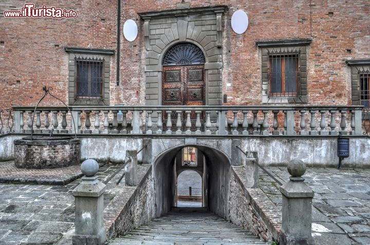 Immagine La facciata del Palzzo Episcopale di San Miniato in Toscana - © Hibiscus81 / Shutterstock.com