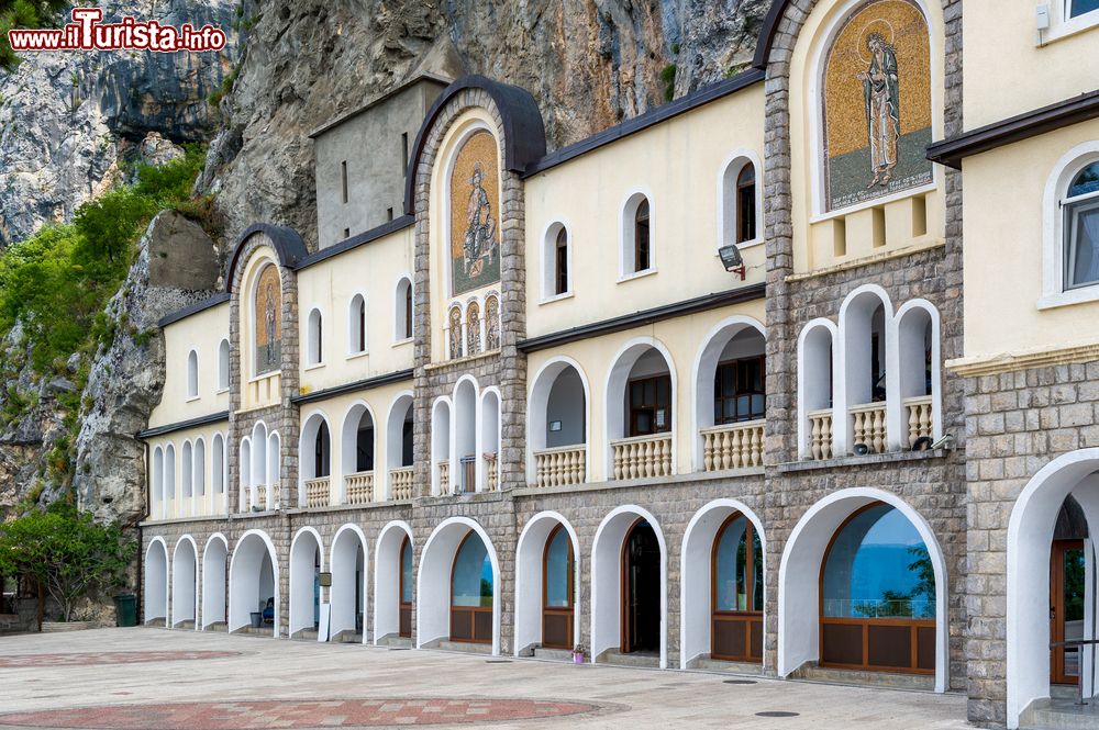 Immagine Edifici del monastero di Ostrog con mosaici, Niksic, Montenegro. Questo luogo di culto è uno dei più visitati dei Balcani poichè rappresenta il punto di incontro di tre credi - ortodosso, cattolico e musulmano: tutti riconoscono infatti le proprietà guaritrici delle reliquie di San Basilio.