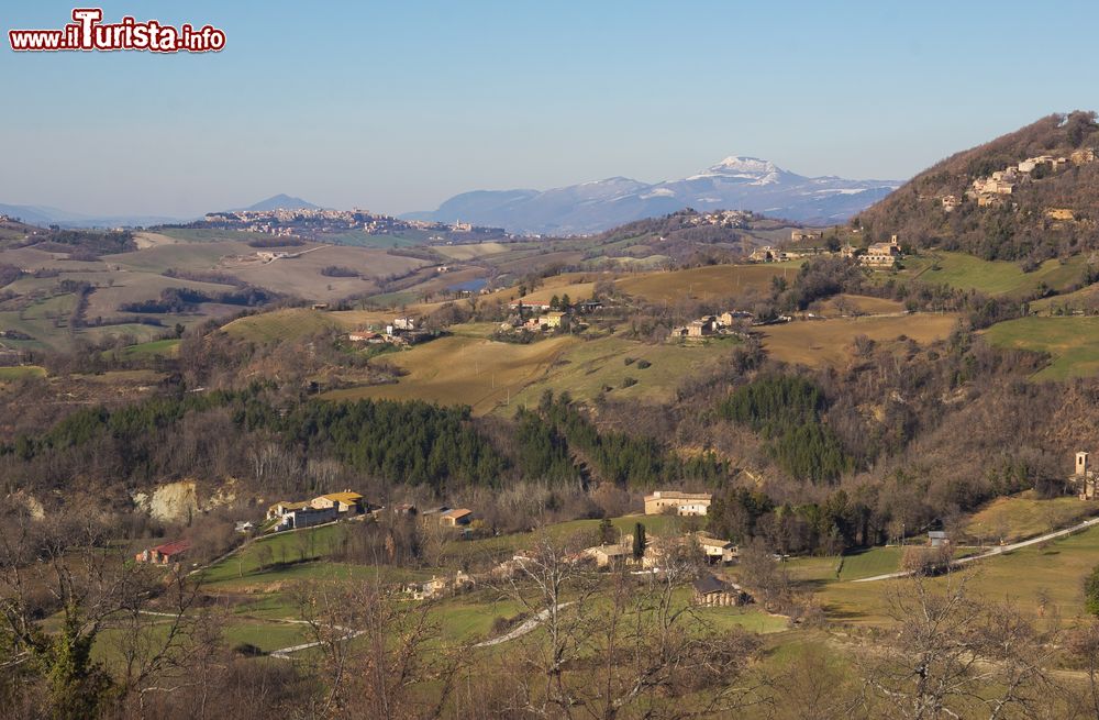 Immagine Panoramica delle colline che circondano Camerino, Provincia di Macerata