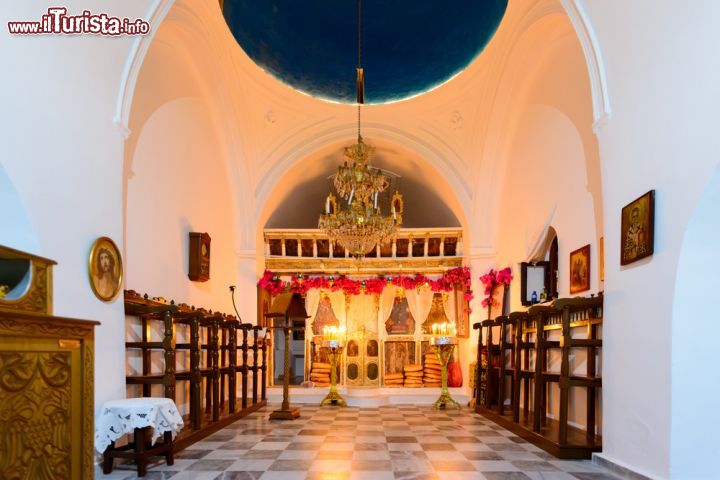 Immagine Decorazioni nella chiesa di Panagia Stratolatissa a Kythnos, Grecia. L'iconostasi decorata da icone con ricami e fiori di bouganville all'interno di questo grazioso edificio religioso - © Michael Paschos / Shutterstock.com