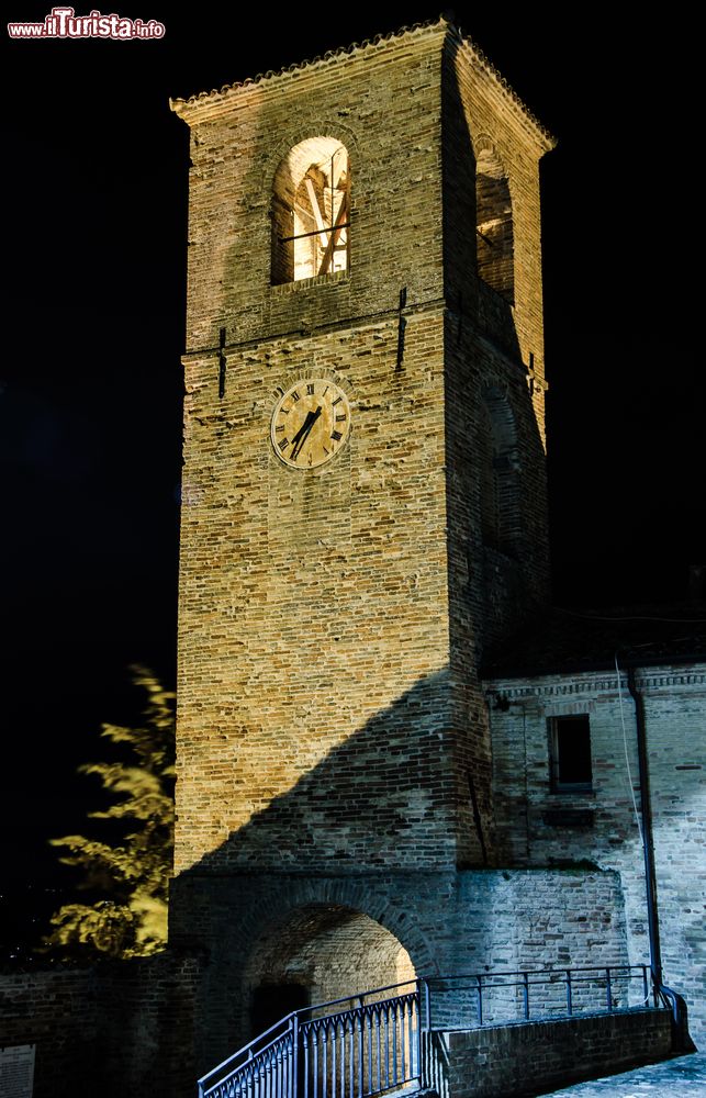 Immagine Il campanile del castello di montegridolfo fotografato di notte