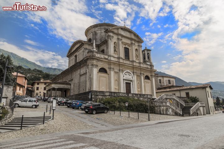 Immagine  La chiesa parrocchiale di San Zenone in centro a Sale Marasino, sulla costa orientale del Lago di Iseo - © Stavrida / Shutterstock.com