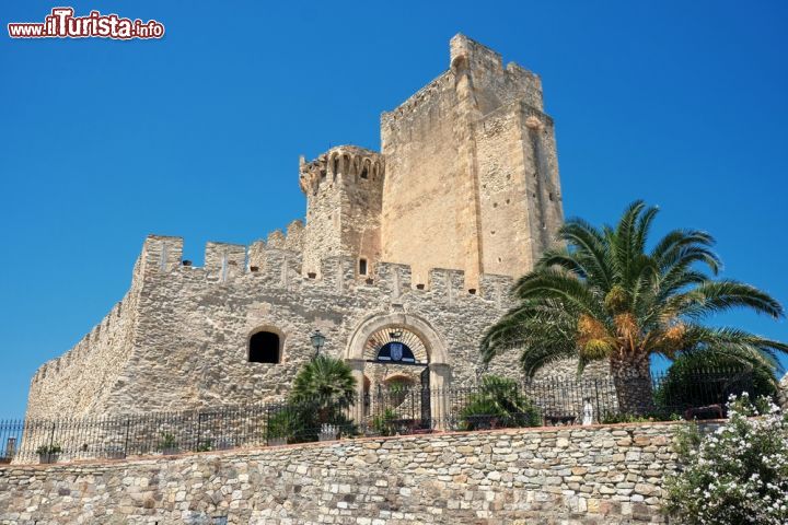 Immagine  Il castello federiciano sul Capo Spulico, sulla costa nord-orintale della Calabria - © ollirg / Shutterstock.com