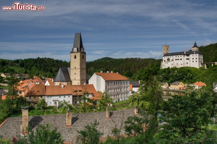 Immagine Veduta della chiesa e del castello di Rozmberk nad Vltavou, Repubblica Ceca. Una suggestiva fotografia scattata dall'alto della città ne ritrae due delle principali bellezze architettoniche: chiesa e fortezza medievale
