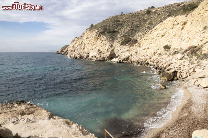 Immagine Un tratto di costa rocciosa lambita dal Mare Mediterraneo nei pressi di La Vila Joiosa, Spagna.