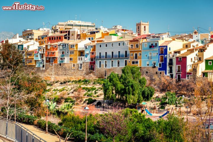 Immagine Abitazioni varipionte a La Vila Joiosa, Spagna. Situata nella provincia di Alicante, questa graziosa cittadina dalla vocazione marinara offre a chi la guarda un suggestivo scenario di case dipinte nei toni accesi dei colori pastello.