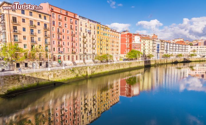 Immagine Il fiume Nervión riflette le facciate dei palazzi costruiti lungo le sue rive nella città di Bilbao (Paesi Baschi, Spagna) - foto © Luc Vi / Shutterstock