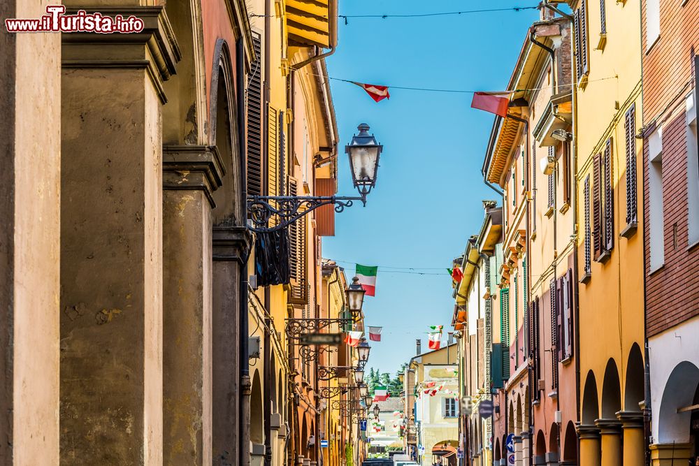 Immagine Strada porticata del centro storico di Castel San Pietro Terme