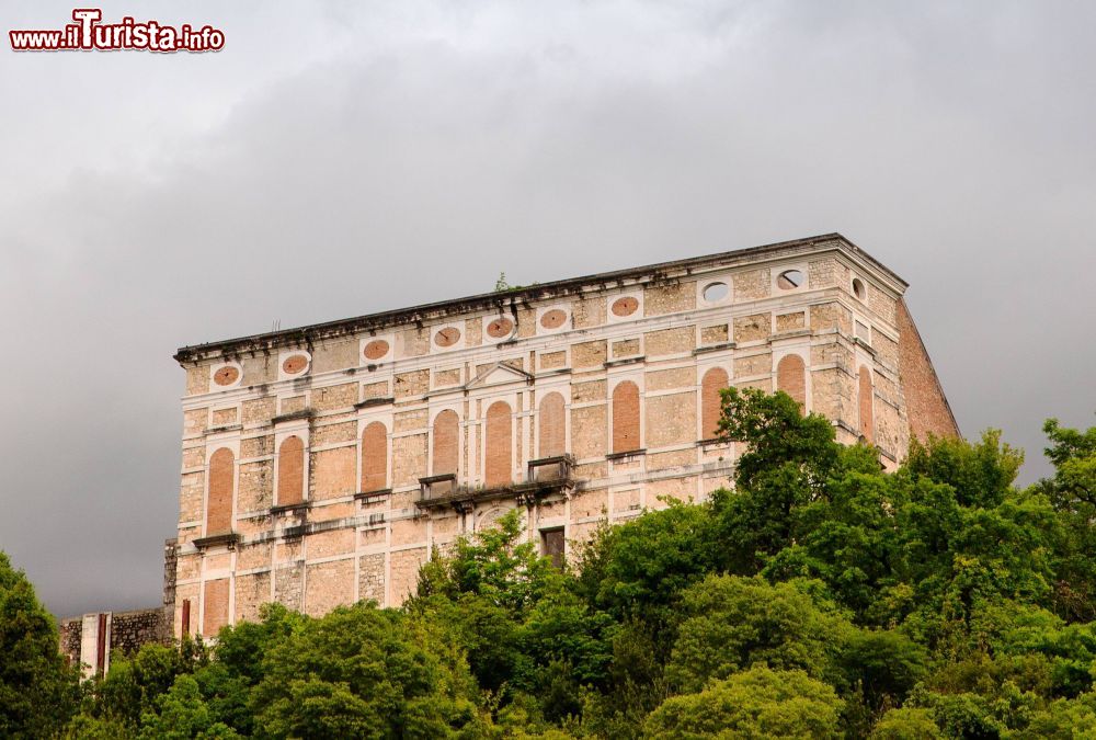 Immagine Il Castello di Polcenigo in Friuli Venezia GIulia che domina il borgo dall'alto di una collina