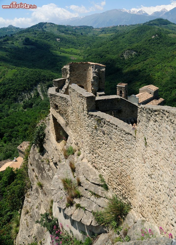 Immagine Le mura del Castelo di  Roccascalegna, medieval castle in Abruzzo