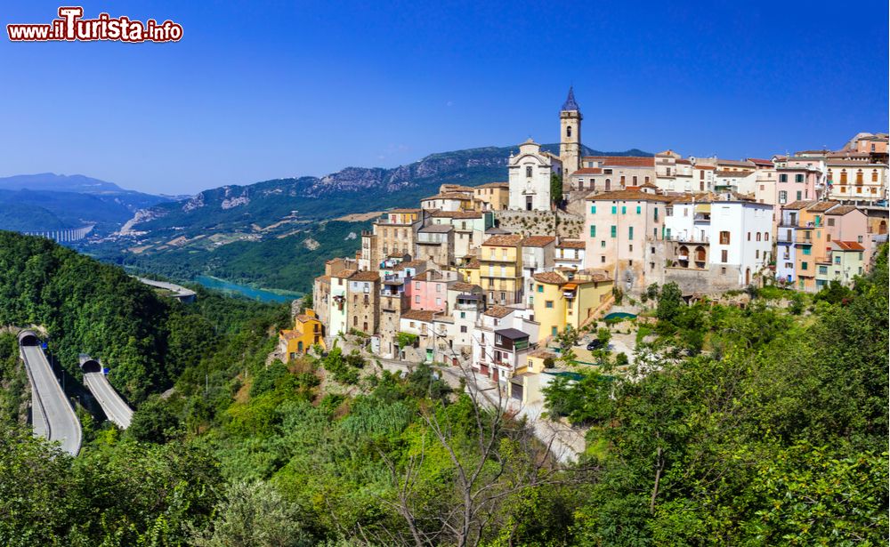 Immagine Vista panoramica del piccolo borgo di Colledimezzo in Abruzzo