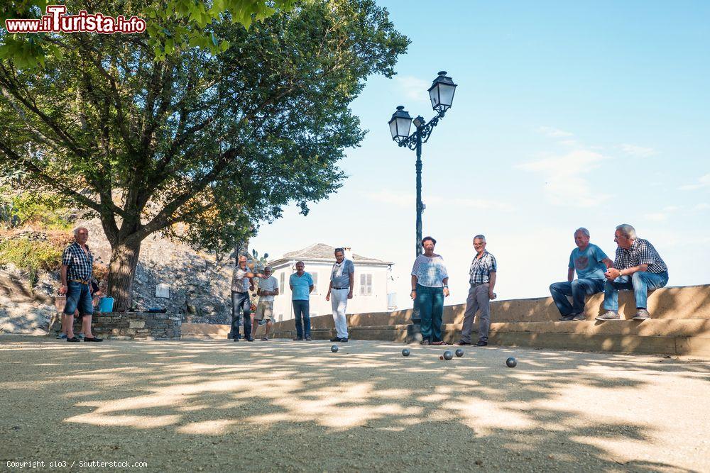Immagine I cittadini a Penta di Casinca si rilassano giocando alla "petanque" le bocce locali. - © pio3 / Shutterstock.com