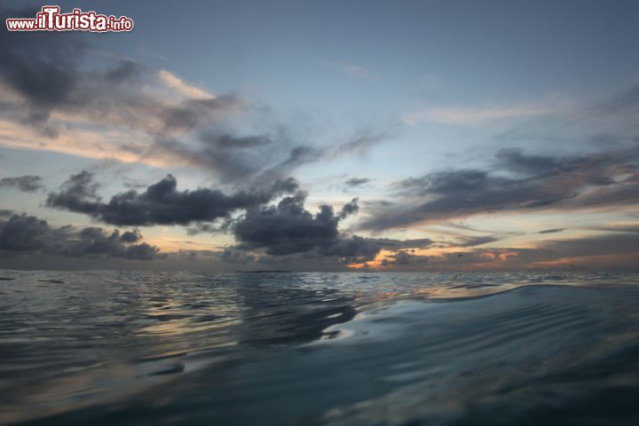 Immagine Tramonto nelle acque dell'isola di Kunfunadhoo, Atollo di Baa, Maldive. L'atollo è stato dichiarato nel 2011 Riserva della Biosfera dall'UNESCO - foto © Alessandro De Maddalena / Shutterstock.com