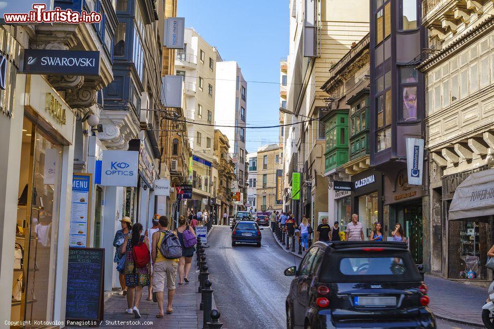 Immagine Strade di shopping e mercato locale a Sliema, Malta. La città si trova pochi chilometri a nord della capitale La Valletta - © Kotsovolos Panagiotis / Shutterstock.com