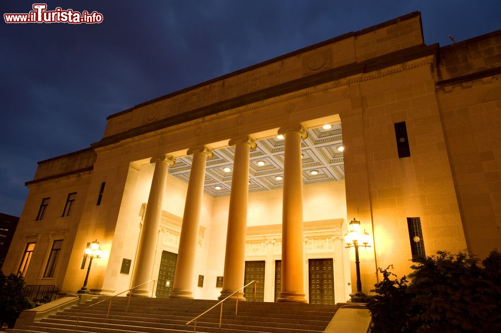 Immagine Il War Memorial nel complesso del Campidoglio a Trenton, New Jersey, illuminato di notte.