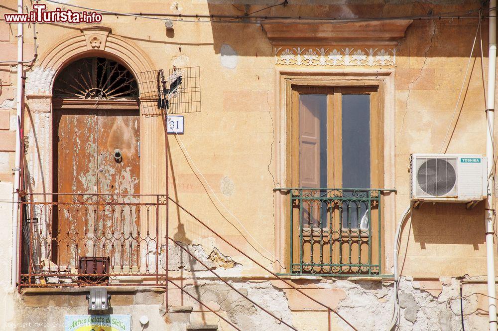 Immagine Scorcio di una casa a Castel di Tusa in Sicilia - © Marco Crupi / Shutterstock.com