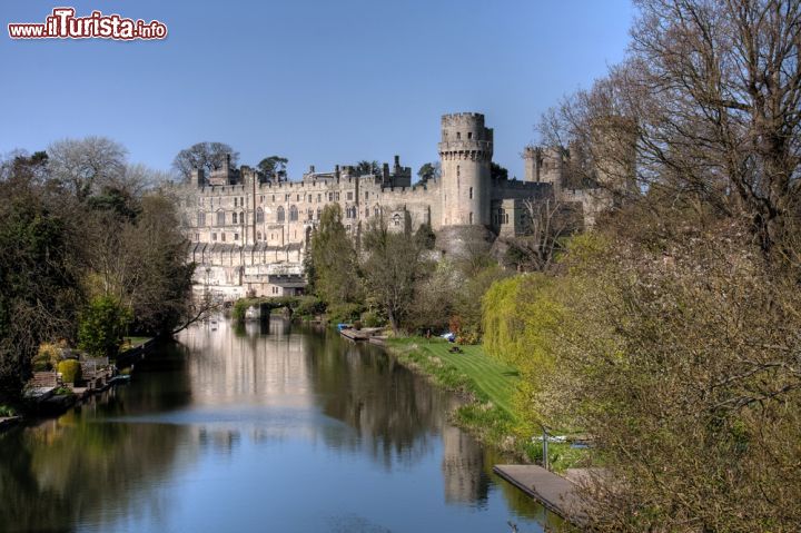 Immagine Fiume Avon e Castello di Warwick, Inghilterra - A conferire quell'atmosfera magica di paese d'altri tempi alla città di Warwick è il suo famoso castello, testimonianza di un glorioso passato.  Circondato da magnifici giardini, il maniero si affaccia sul fiume Avon chimato anche Bristol Avon o Lower Avon  © Gail Johnson / Shutterstock.com